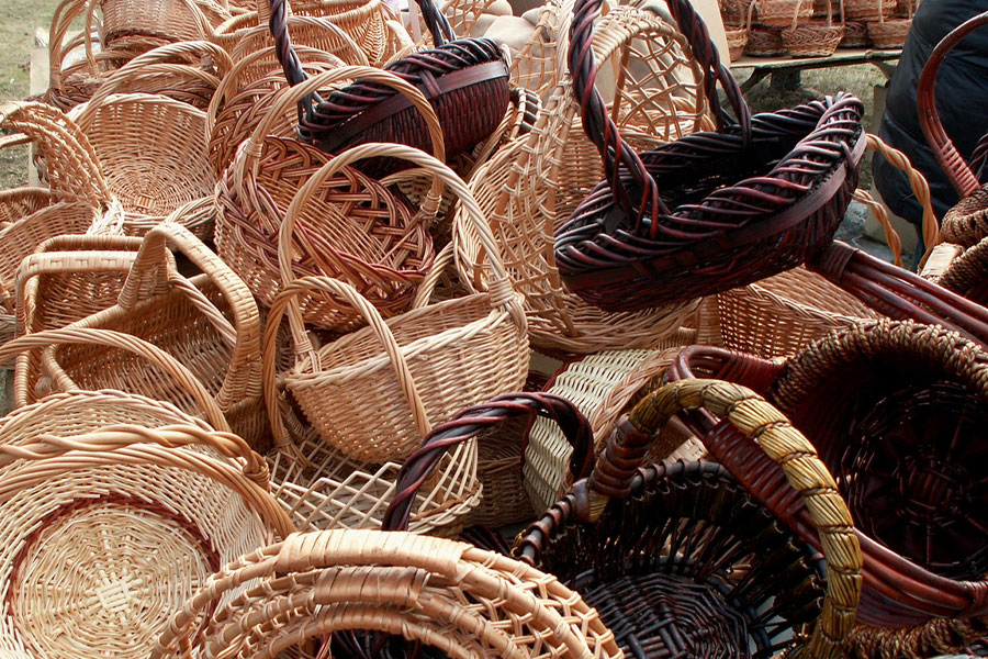 Varias cestas de mimbre tejidas artesanalmente