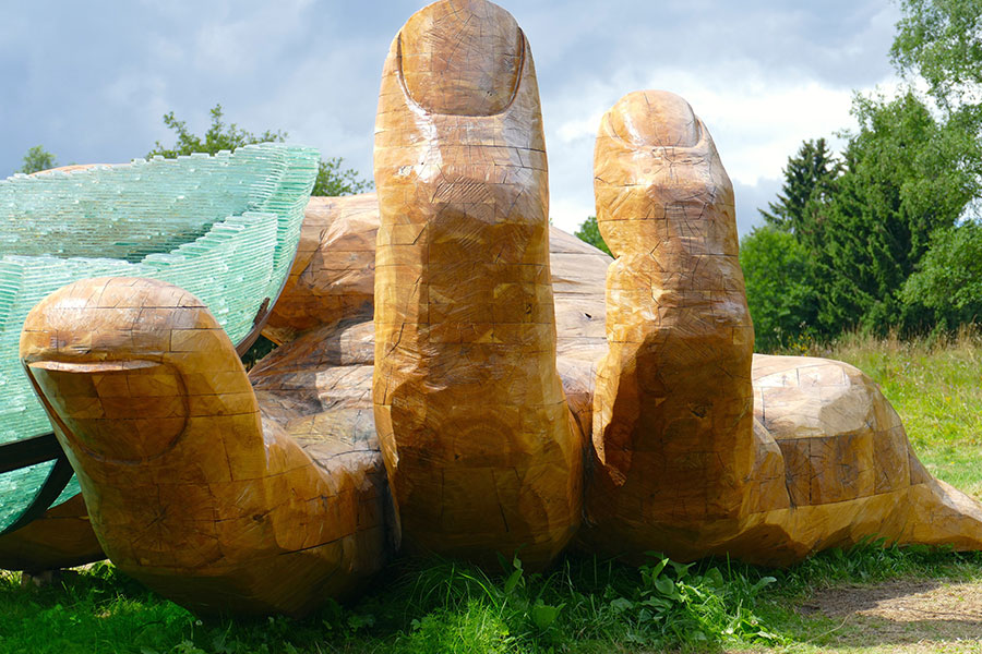 Escultura de madera de la mano del arca de Noé