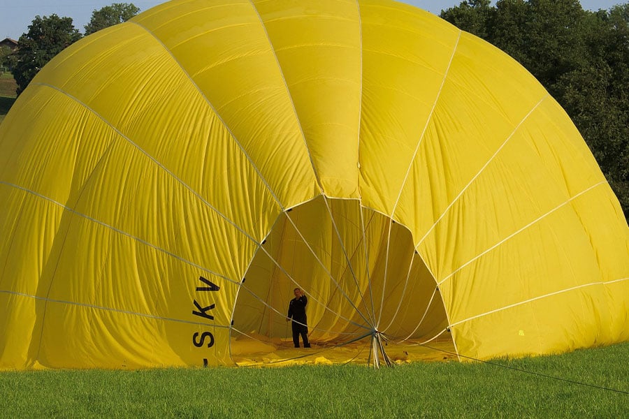 Globo de gas de color amarillo