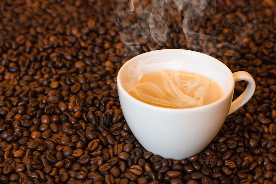 Una taza de café humeante