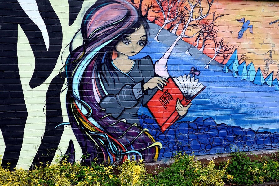 Arte callejero aplicado a una pared de ladrillos.