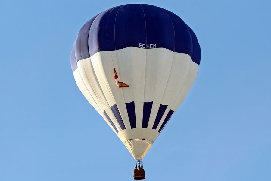 Globo aerostático en el cielo, código EC HEM