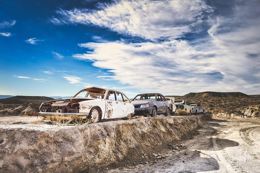 Fila de coches destrozados