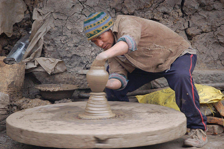 Alfarero nepalí trabajando.