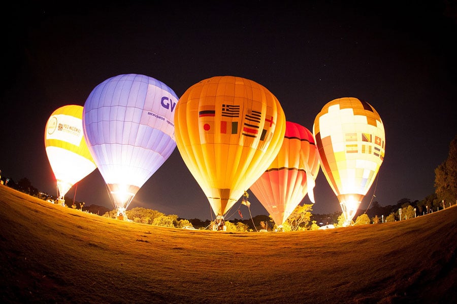 Hora de resplandor nocturno donde los globos aerostáticos