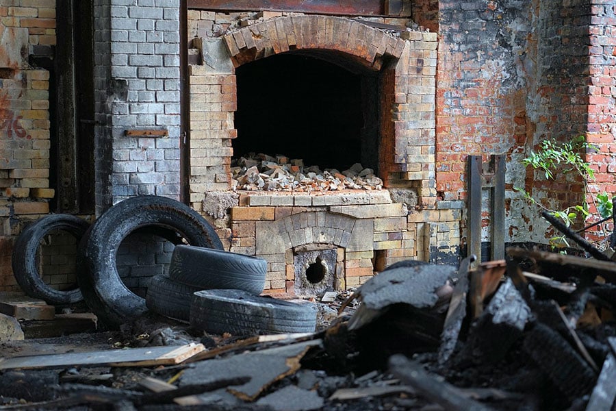 Interior de una instalación industrial abandonada