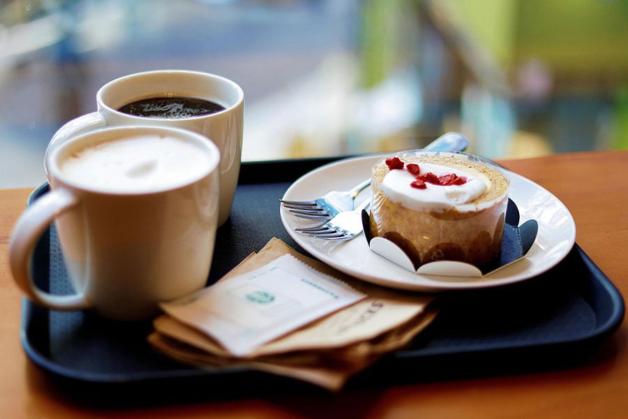 Dos tazas de café y un pastel.