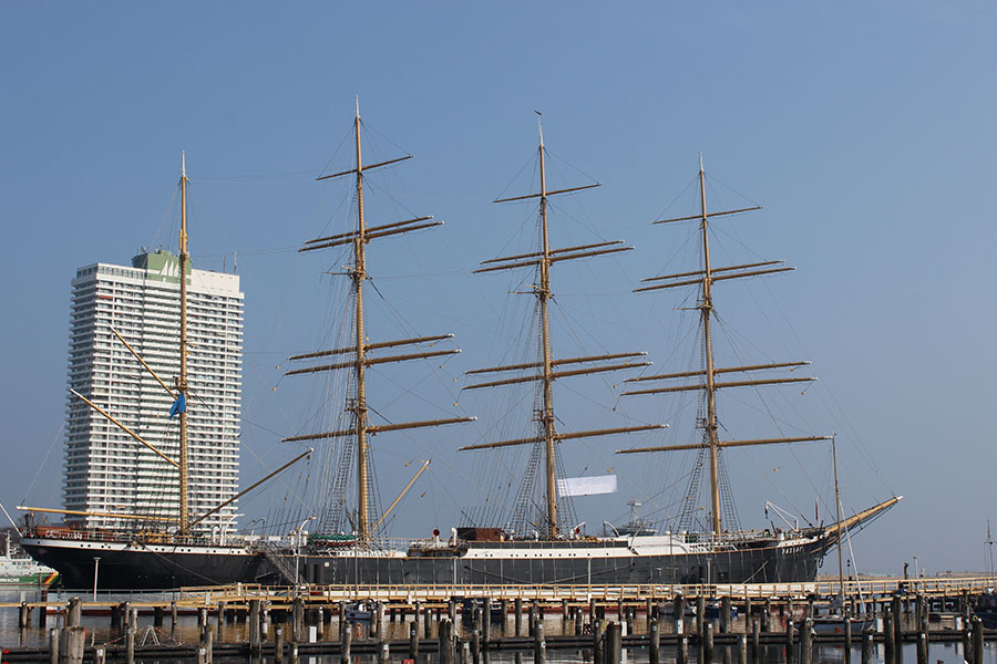 Hotel marítimo Travemünde de Lübeck, enorme barco