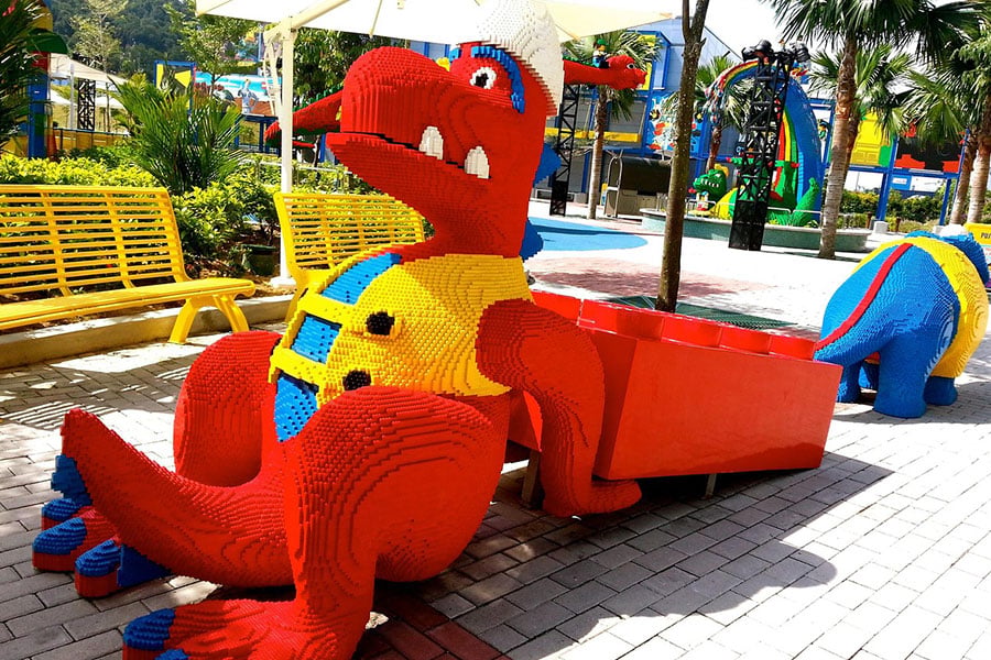 Impresionante estatua de un dragón rojo de LEGO.