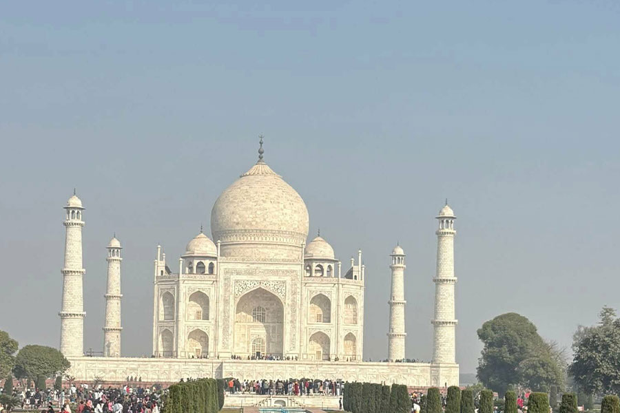 El Taj Mahal, famoso en todo el mundo, se encuentra en Agra, India.