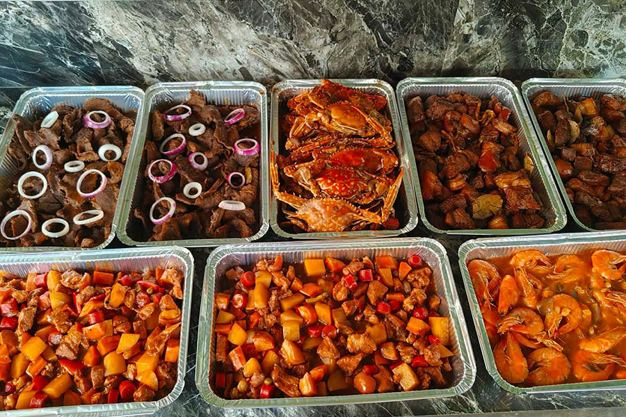 Servicio de catering de comida filipina durante ocasiones festivas.