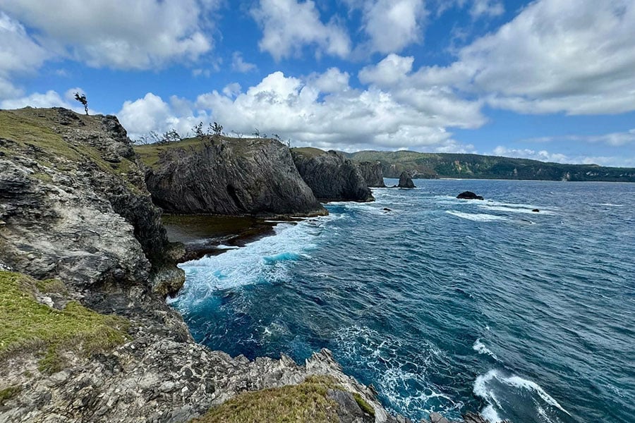 Costa rocosa de la colina Nagudungan en la isla de Calayan Filipinas