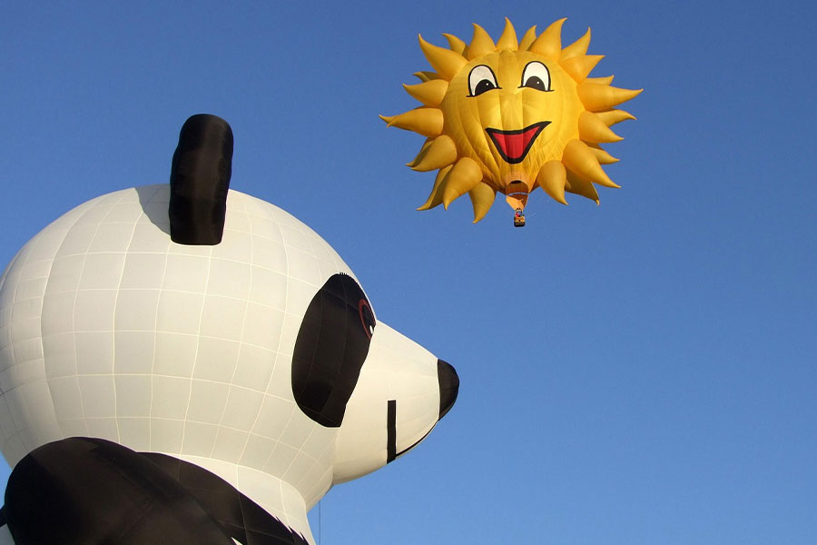 Globo aerostático gigante con forma de oso panda en celebración