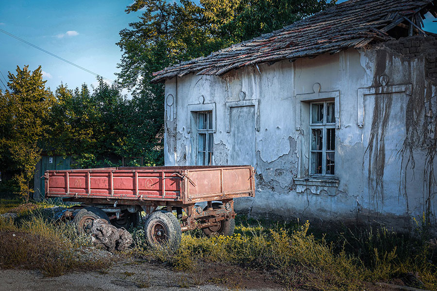 Casa abandonada y una vieja caravana