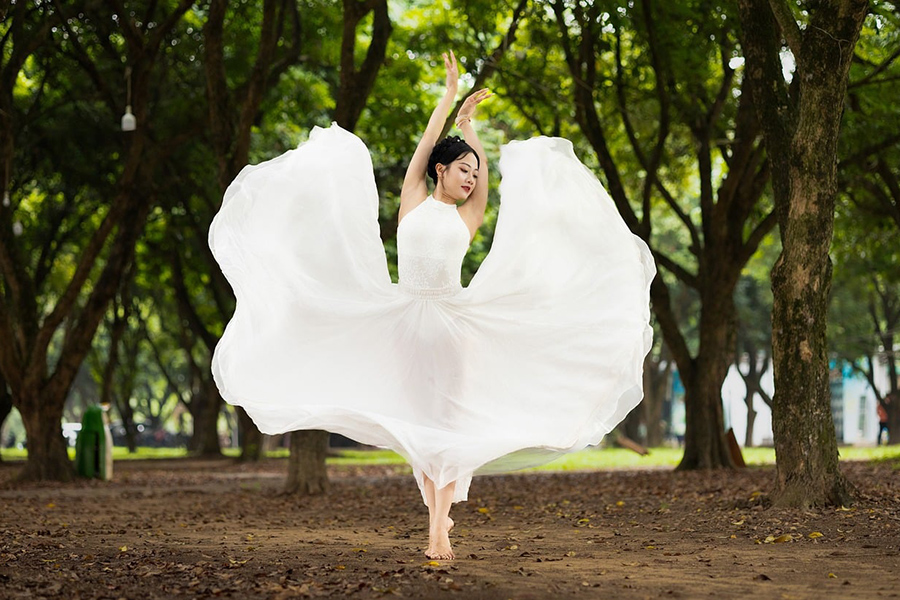 Mujer bailando en la naturaleza