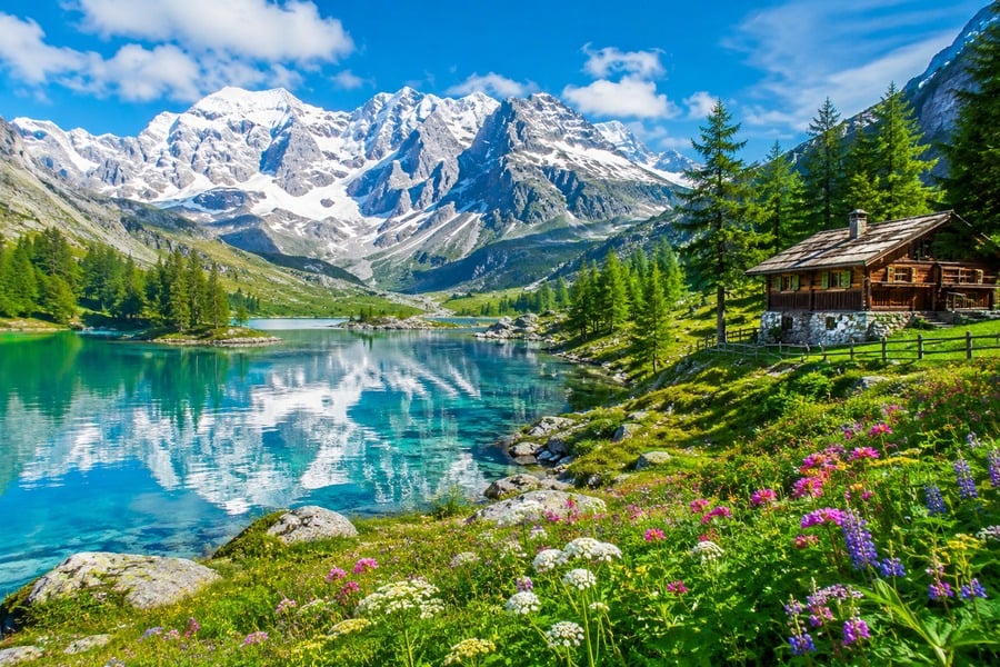 Lago alpino con cabaña de madera