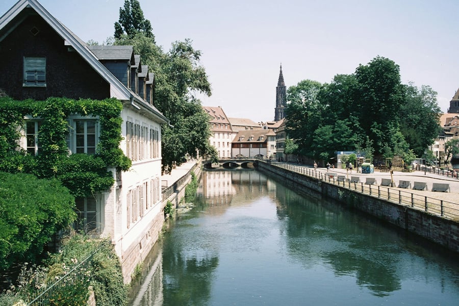 Canal con edificios