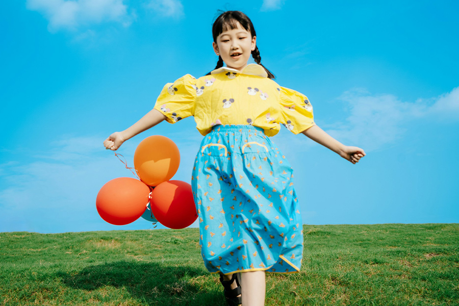 Niña sosteniendo globos