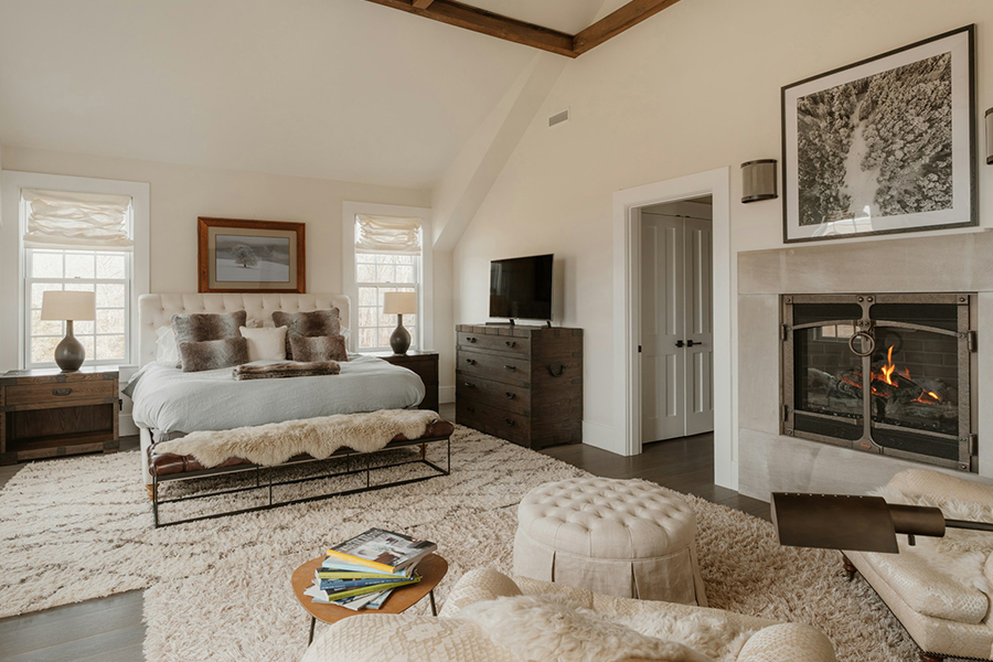 Habitación espaciosa con chimenea y cama grande.