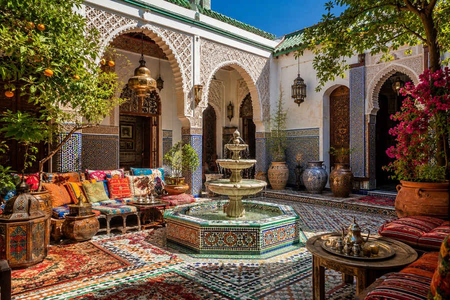 Patio de un riad marroquí con fuente.