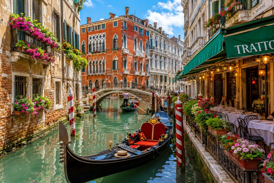 Canal de Venecia con góndola y trattoria