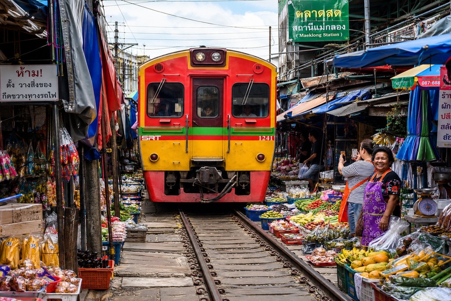 Mercado ferroviario de Maeklong en Tailandia