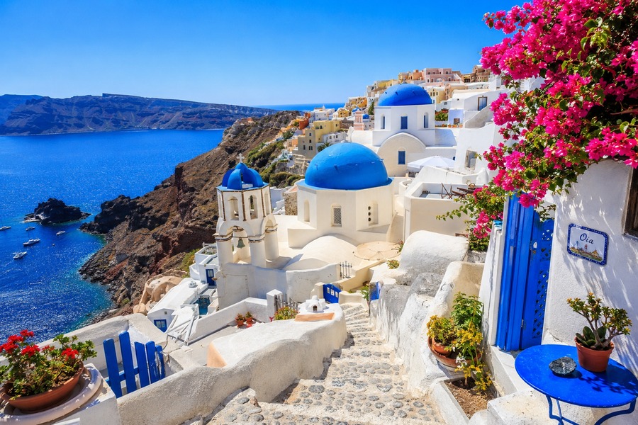 Cúpulas azules de Santorini con vistas al mar
