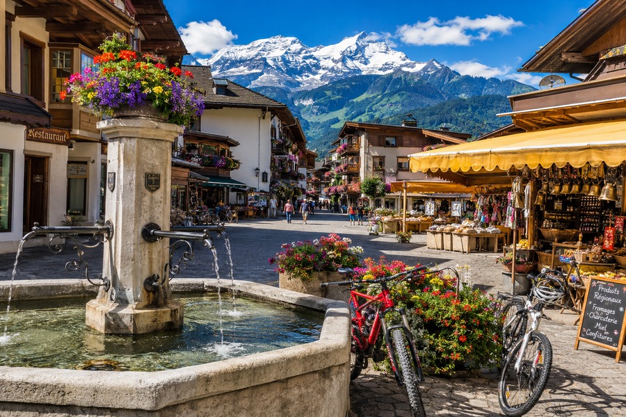 Plaza de pueblo alpino con fuente