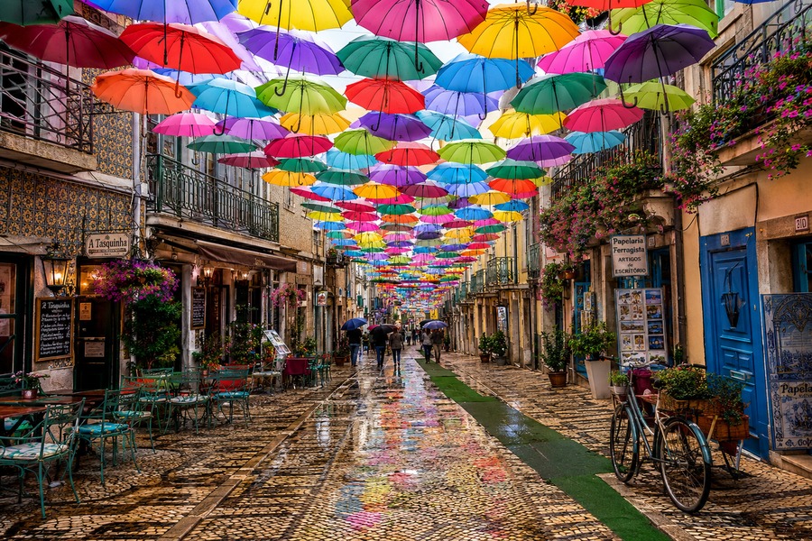 Calle de paraguas coloridos