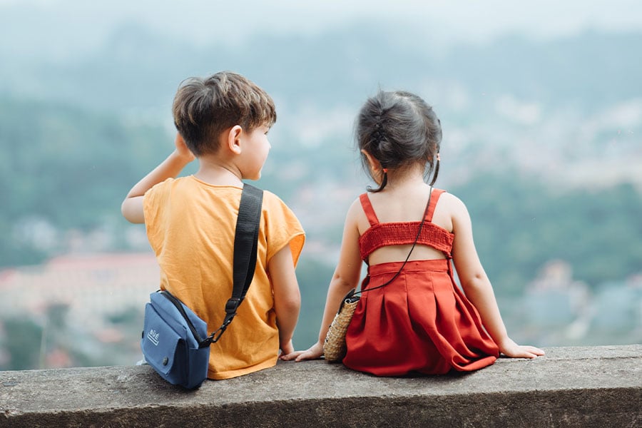 Dos niños pequeños mirando al horizonte.