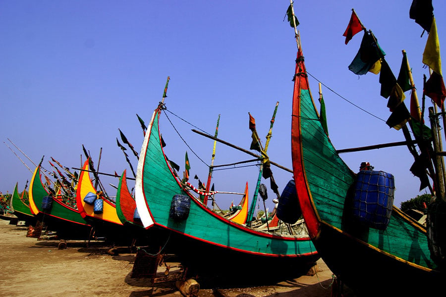 Barcos de pesca tradicionales y coloridos