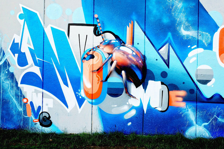 Una colorida pieza de arte callejero