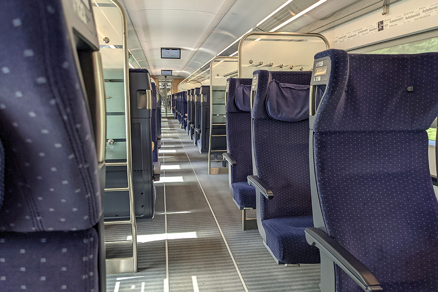 Interior de un tren de alta velocidad ice4