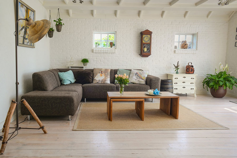 Sala de estar con mesa de centro de madera