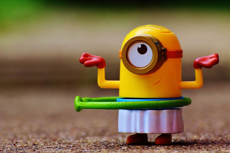 Figura coleccionable de un Minion con aros de hula-hula.