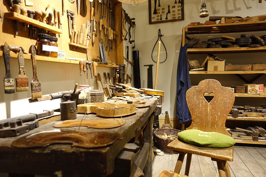 Taller tradicional de violinistas.