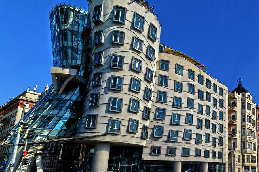 Edificio emblemático de Praga convertido en casa danzante.