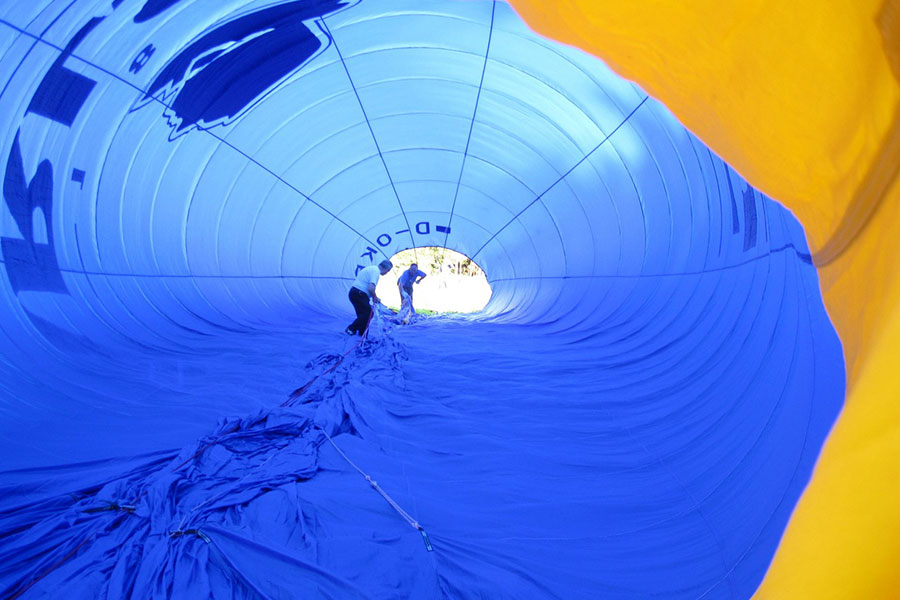 Muestra el inflado del globo en posición vertical.