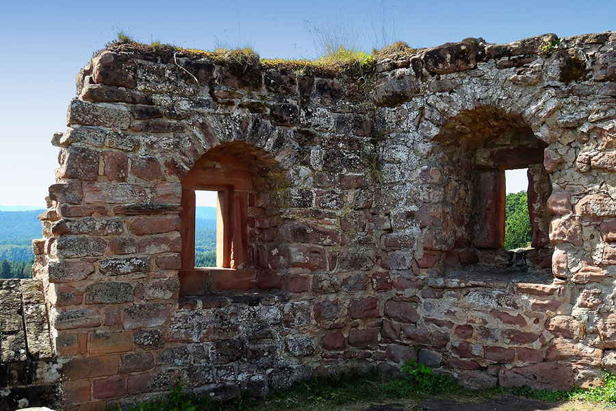 Muros arruinan el burgo de Neudahn