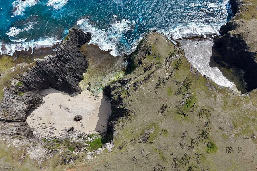 La escarpada costa de acantilados