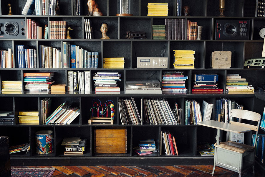 Vitrina abierta negra con expositor de libros.
