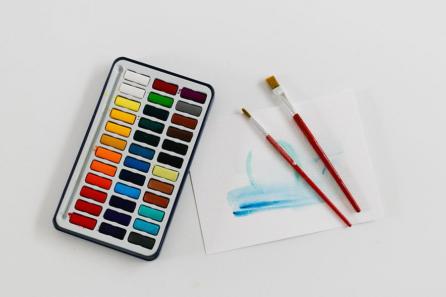 Juego de pinturas de acuarela con diferentes colores.