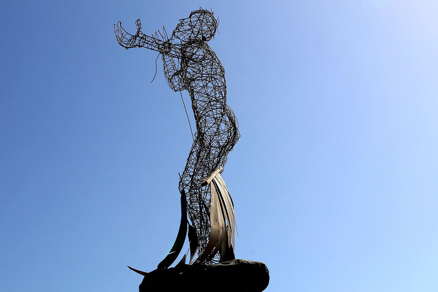 Escultura de alambre de una figura humana