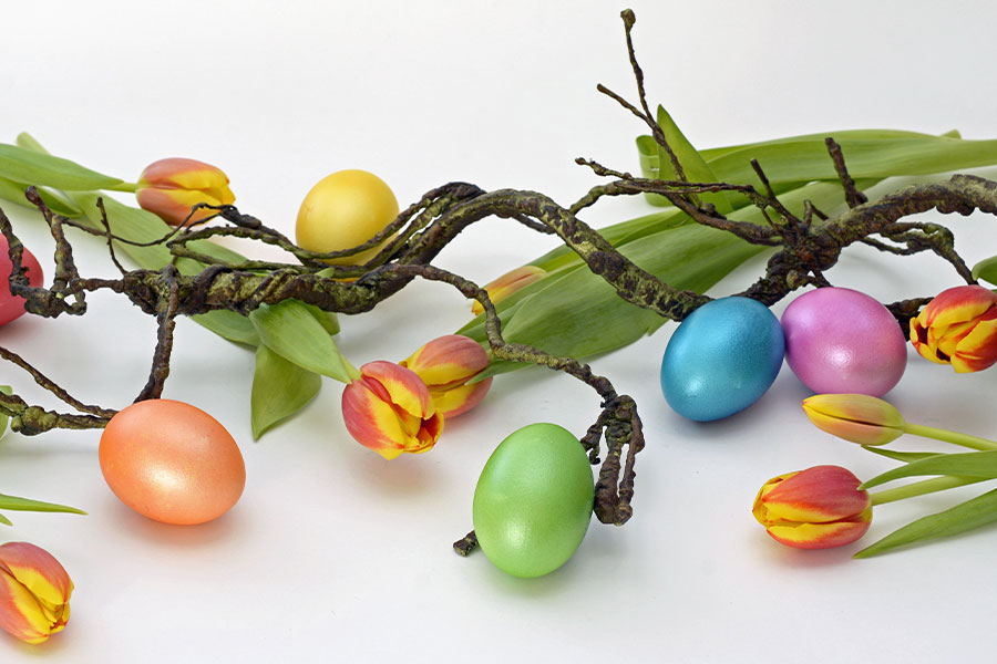 Decoración de Pascua con ambiente acogedor y huevos coloridos.