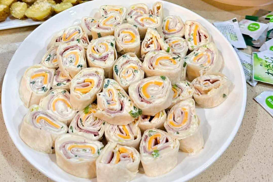 Rollitos de tortilla de jamón y queso