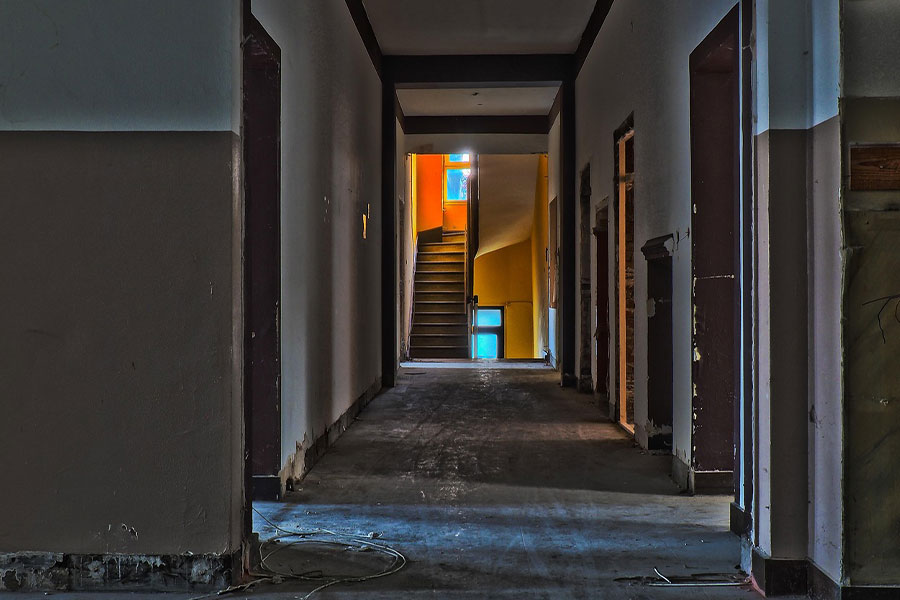 Pasillo en ruinas en un edificio abandonado