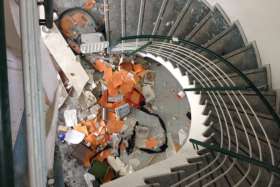 Escalera de caracol de un edificio abandonado