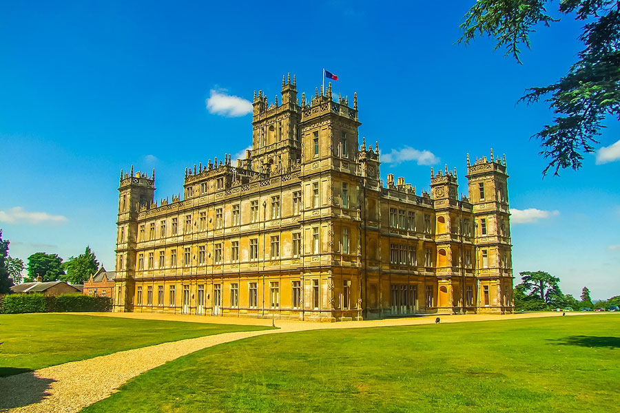 El castillo de Highclere es una gran finca en el norte del condado de Hampshire, Inglaterra.