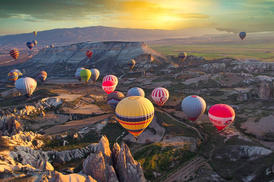 Un amanecer impresionante con numerosos globos aerostáticos.
