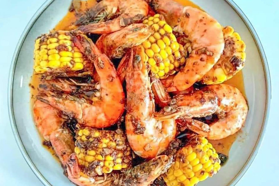 Camarones con mantequilla de ajo y maíz